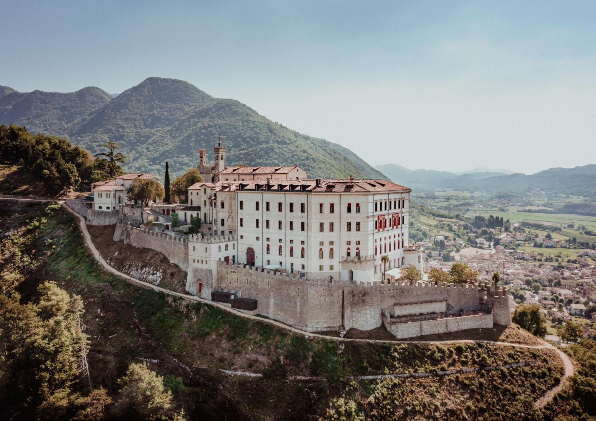 Отель Castelbrando Чизон-ди-Вальмарино Экстерьер фото