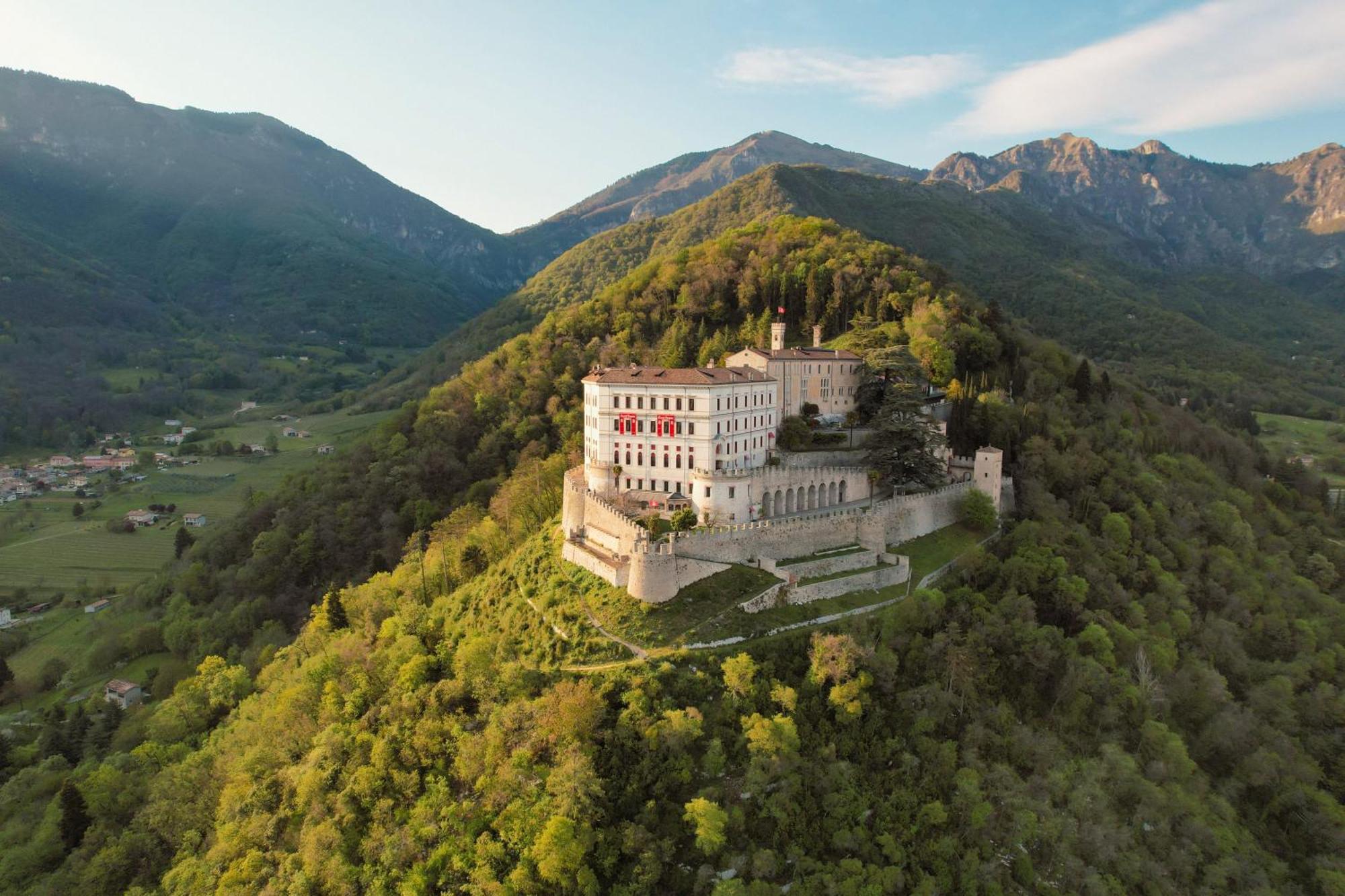 Отель Castelbrando Чизон-ди-Вальмарино Экстерьер фото