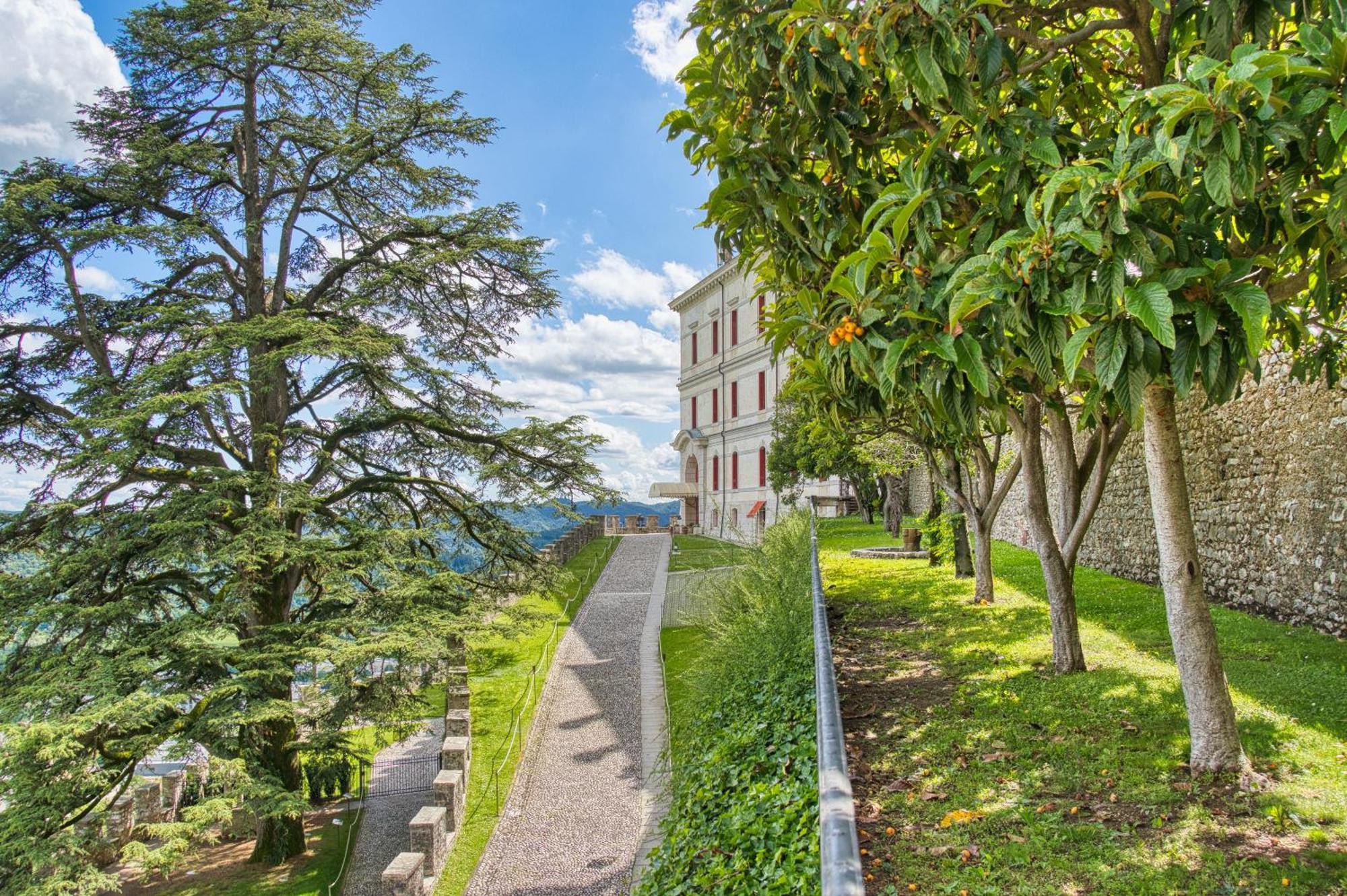 Отель Castelbrando Чизон-ди-Вальмарино Экстерьер фото