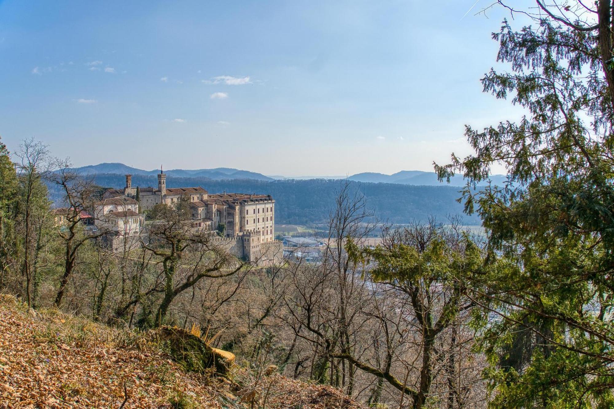 Отель Castelbrando Чизон-ди-Вальмарино Экстерьер фото