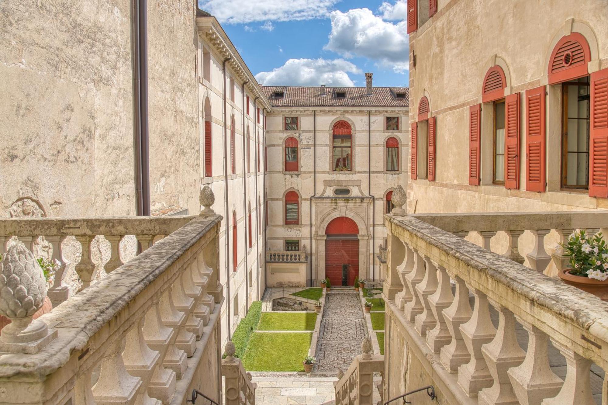 Отель Castelbrando Чизон-ди-Вальмарино Экстерьер фото