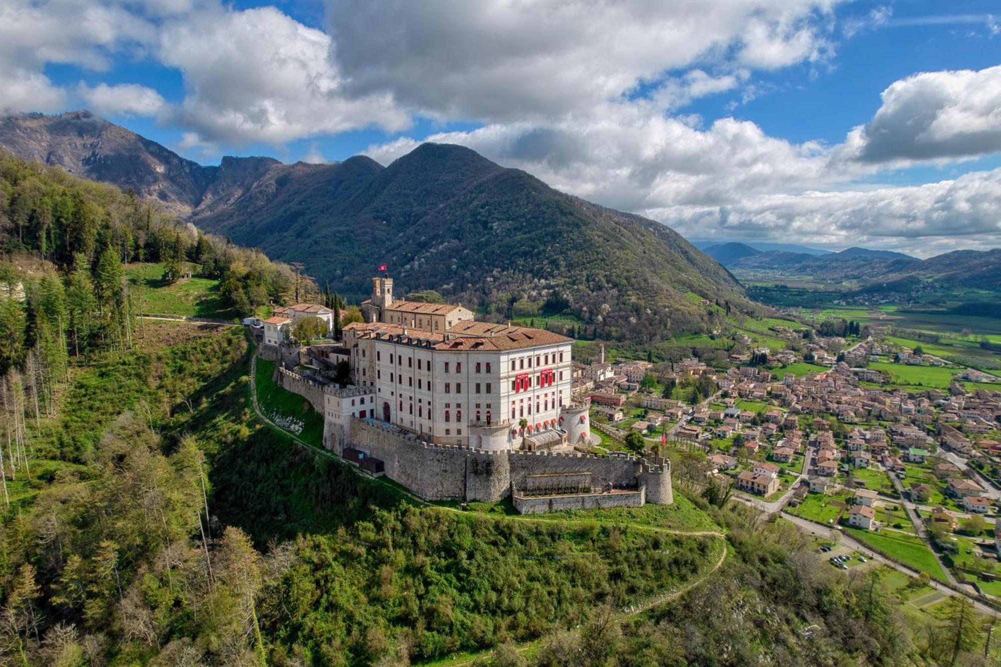 Отель Castelbrando Чизон-ди-Вальмарино Экстерьер фото