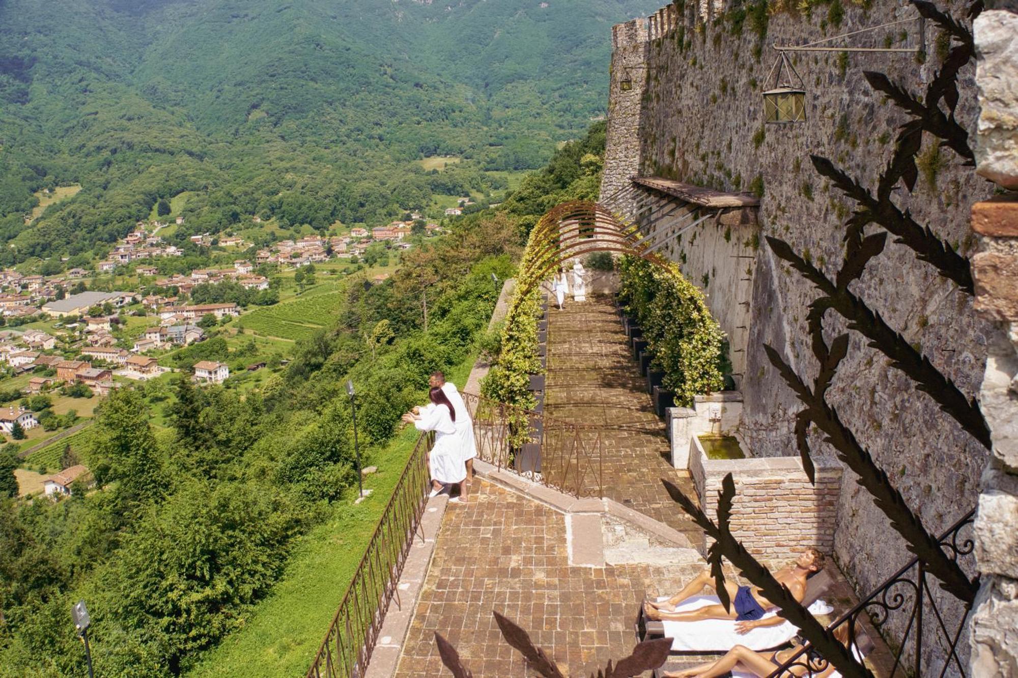 Отель Castelbrando Чизон-ди-Вальмарино Экстерьер фото