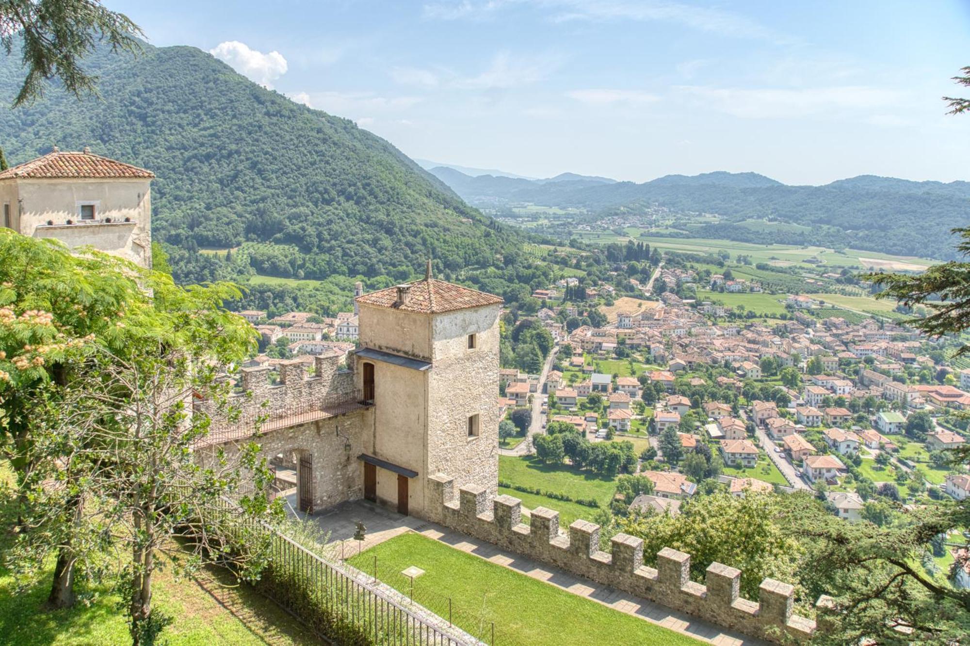 Отель Castelbrando Чизон-ди-Вальмарино Экстерьер фото