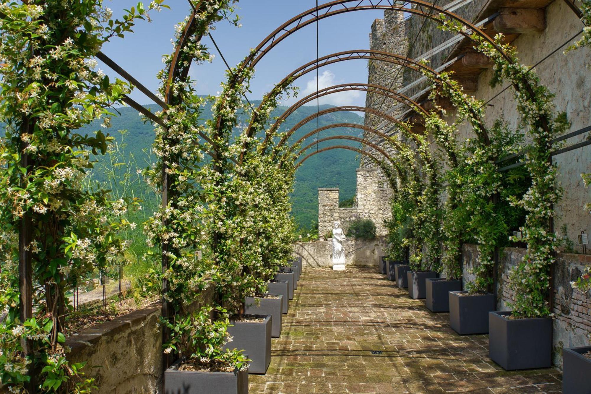 Отель Castelbrando Чизон-ди-Вальмарино Экстерьер фото