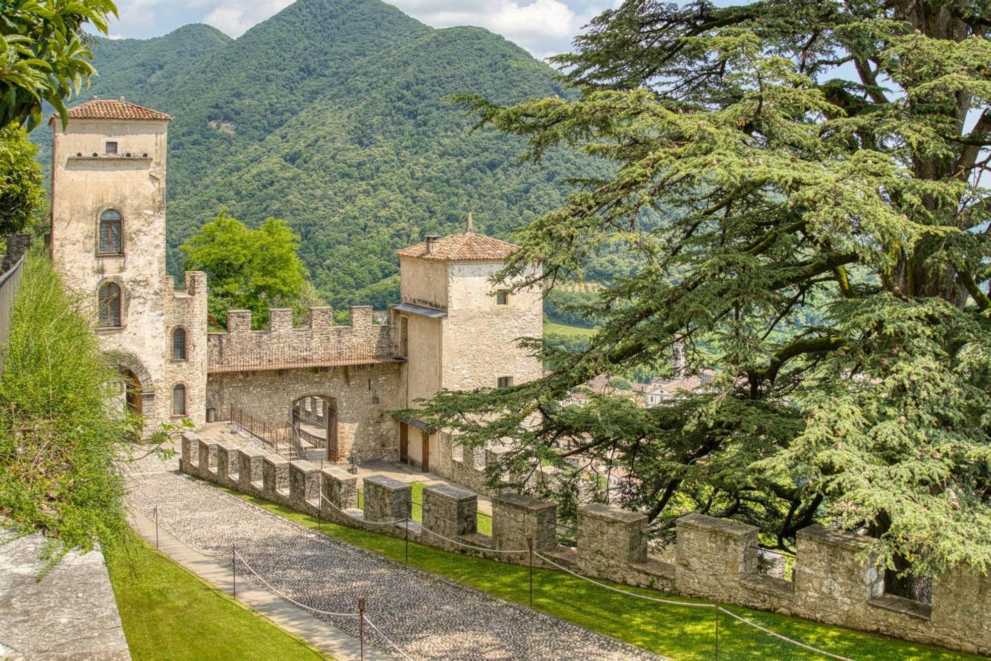 Отель Castelbrando Чизон-ди-Вальмарино Экстерьер фото