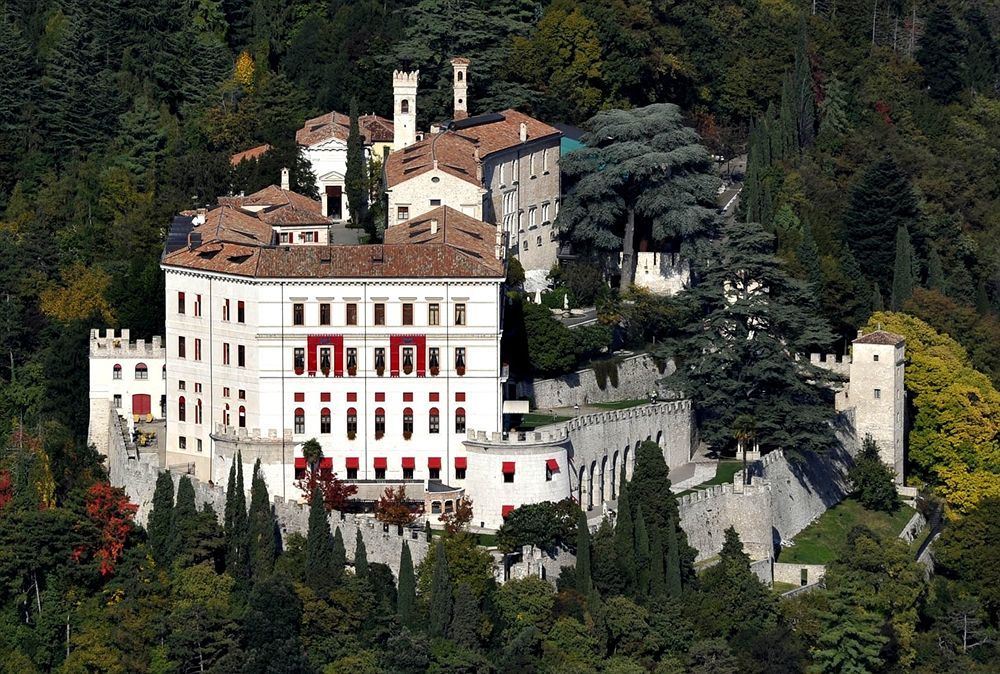 Отель Castelbrando Чизон-ди-Вальмарино Экстерьер фото